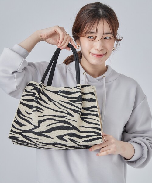 SHOO・LA・RUE(シューラルー)の「2WAYボックスニットトートバッグ(トートバッグ・レディース・ブラック/ダークブラウン系/ブラック系・00)」の2枚目の写真