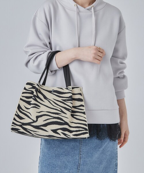 SHOO・LA・RUE(シューラルー)の「2WAYボックスニットトートバッグ(トートバッグ・レディース・ブラック/ダークブラウン系/ブラック系・00)」の6枚目の写真