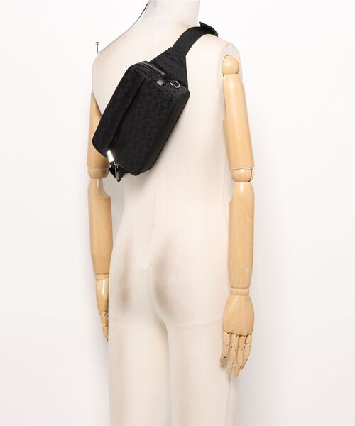 KENZO（ケンゾー）の「KENZOGRAM BELT BAG（メッセンジャーバッグ・メンズ・ブラック系その他・ONE SIZE）」の5枚目の写真