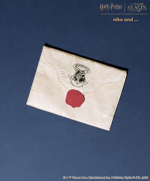 niko and...(ニコアンド)の「【ハリー・ポッター】コラボパスポートケース(トラベルグッズ・レディース・ベージュ・XX-SMALL)」の1枚目の写真