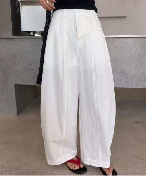 &soiree(アンドソワレ)の「アシンメトリーウエストカーブワイドパンツ(その他パンツ・レディース・ホワイト/アイボリー/チャコール/ベージュ/カーキ・MEDIUM/LARGE/X-LARGE/SMALL)」の1枚目の写真
