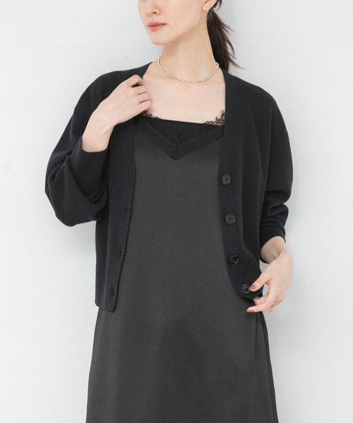 URBAN RESEARCH(アーバンリサーチ)の「コットンカシミヤVネックショートカーディガン(ニット/セーター・レディース・ベージュ/チャコールグレー/ブラック・FREE)」の2枚目の写真