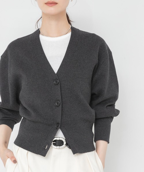 URBAN RESEARCH(アーバンリサーチ)の「コットンカシミヤVネックショートカーディガン(ニット/セーター・レディース・ベージュ/チャコールグレー/ブラック・FREE)」の4枚目の写真