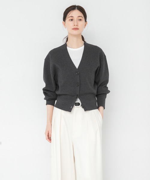 URBAN RESEARCH(アーバンリサーチ)の「コットンカシミヤVネックショートカーディガン(ニット/セーター・レディース・ベージュ/チャコールグレー/ブラック・FREE)」の5枚目の写真
