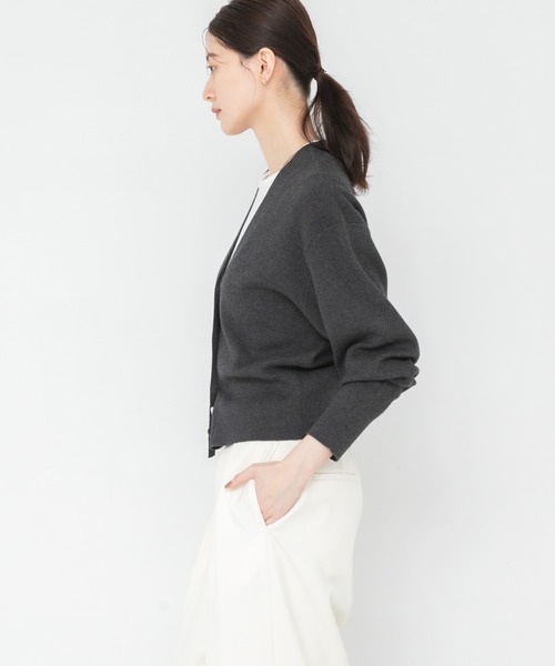 URBAN RESEARCH(アーバンリサーチ)の「コットンカシミヤVネックショートカーディガン(ニット/セーター・レディース・ベージュ/チャコールグレー/ブラック・FREE)」の6枚目の写真
