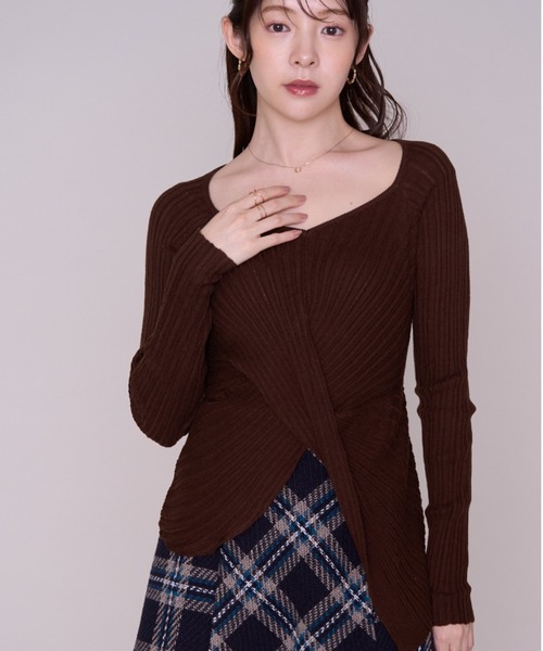 MISCH MASCH(ミッシュマッシュ)の「2026秋冬新作 ツイストデザインVネックニット(ニット/セーター・レディース・アイボリー/ピンク/ブラウン・フリ-)」の2枚目の写真