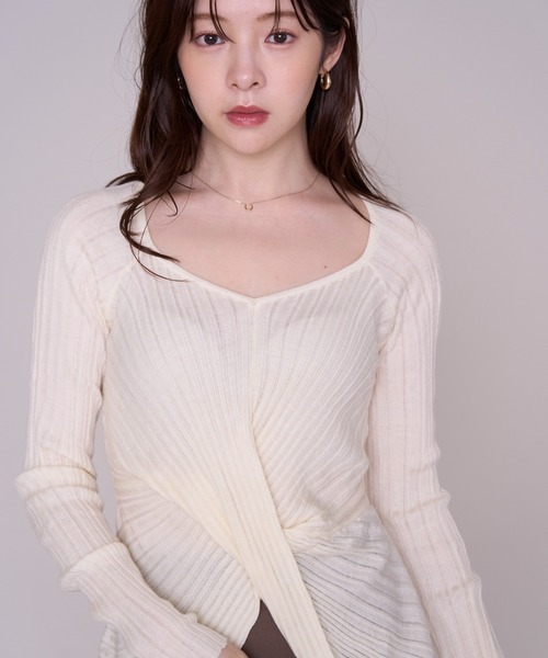 MISCH MASCH(ミッシュマッシュ)の「2026秋冬新作 ツイストデザインVネックニット(ニット/セーター・レディース・アイボリー/ピンク/ブラウン・フリ-)」の1枚目の写真