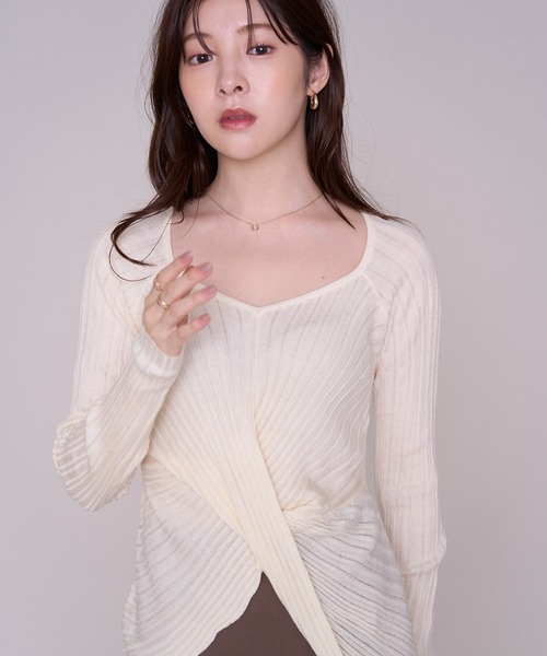 MISCH MASCH(ミッシュマッシュ)の「2026秋冬新作 ツイストデザインVネックニット(ニット/セーター・レディース・アイボリー/ピンク/ブラウン・フリ-)」の18枚目の写真