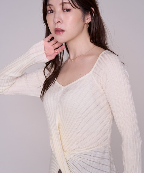 MISCH MASCH(ミッシュマッシュ)の「2026秋冬新作 ツイストデザインVネックニット(ニット/セーター・レディース・アイボリー/ピンク/ブラウン・フリ-)」の17枚目の写真