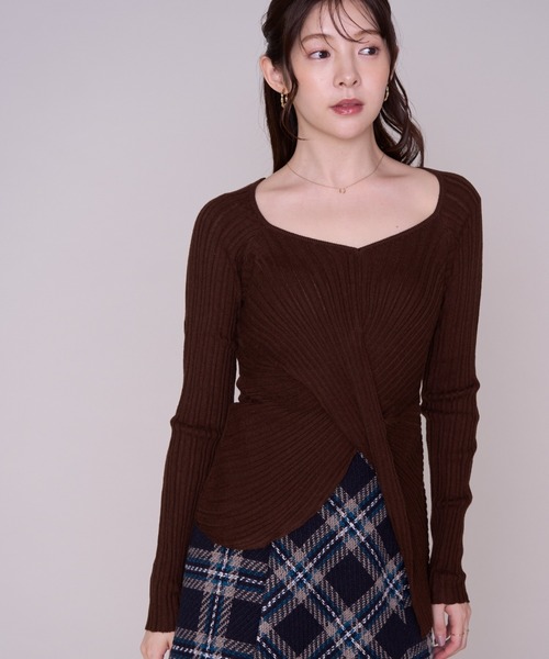 MISCH MASCH(ミッシュマッシュ)の「2026秋冬新作 ツイストデザインVネックニット(ニット/セーター・レディース・アイボリー/ピンク/ブラウン・フリ-)」の4枚目の写真