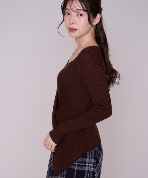 MISCH MASCH(ミッシュマッシュ)の「2026秋冬新作 ツイストデザインVネックニット(ニット/セーター・レディース・アイボリー/ピンク/ブラウン・フリ-)」の9枚目の写真