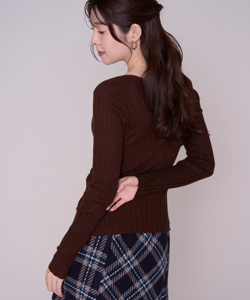 MISCH MASCH(ミッシュマッシュ)の「2026秋冬新作 ツイストデザインVネックニット(ニット/セーター・レディース・アイボリー/ピンク/ブラウン・フリ-)」の10枚目の写真