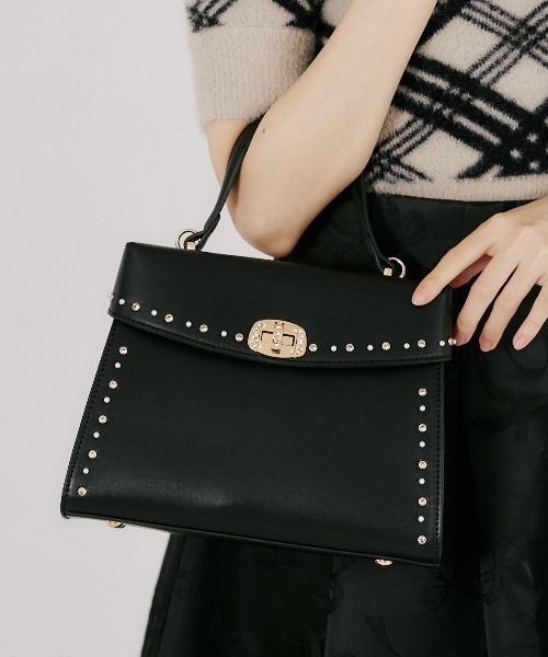 tocco closet(トッコ クローゼット)の「【Mediumサイズ】2WAYショルダー付きパールスタッズバッグ(ショルダーバッグ・レディース・ピンク/アイボリー/ブラウン/ブラック/グレイッシュベージュ・M)」の2枚目の写真