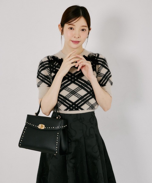 tocco closet(トッコ クローゼット)の「【Mediumサイズ】2WAYショルダー付きパールスタッズバッグ(ショルダーバッグ・レディース・ピンク/アイボリー/ブラウン/ブラック/グレイッシュベージュ・M)」の12枚目の写真