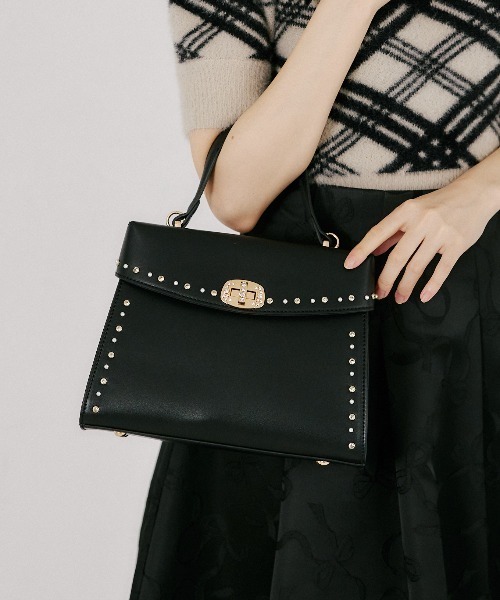 tocco closet(トッコ クローゼット)の「【Mediumサイズ】2WAYショルダー付きパールスタッズバッグ(ショルダーバッグ・レディース・ピンク/アイボリー/ブラウン/ブラック/グレイッシュベージュ・M)」の13枚目の写真