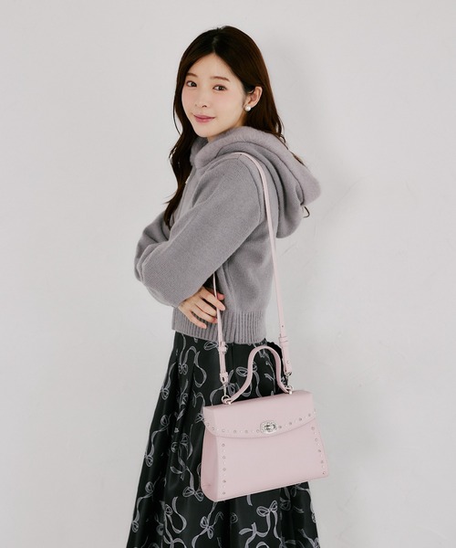 tocco closet(トッコ クローゼット)の「【Mediumサイズ】2WAYショルダー付きパールスタッズバッグ(ショルダーバッグ・レディース・ピンク/アイボリー/ブラウン/ブラック/グレイッシュベージュ・M)」の21枚目の写真