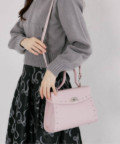 tocco closet(トッコ クローゼット)の「【Mediumサイズ】2WAYショルダー付きパールスタッズバッグ(ショルダーバッグ・レディース・ピンク/アイボリー/ブラウン/ブラック/グレイッシュベージュ・M)」の22枚目の写真