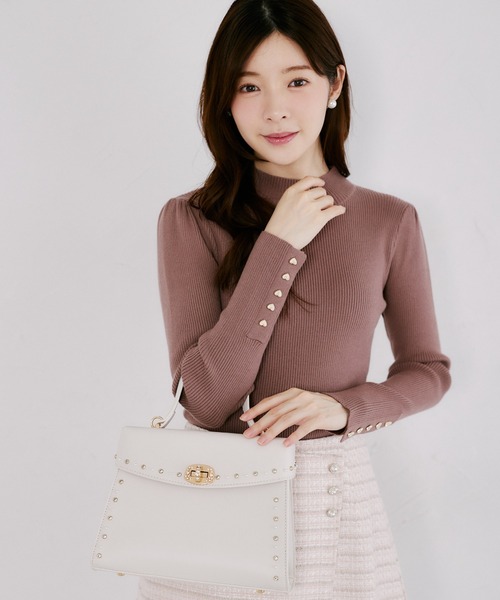 tocco closet(トッコ クローゼット)の「【Mediumサイズ】2WAYショルダー付きパールスタッズバッグ(ショルダーバッグ・レディース・ピンク/アイボリー/ブラウン/ブラック/グレイッシュベージュ・M)」の9枚目の写真