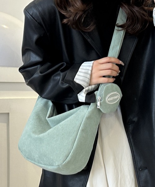 VIBGYOR(ヴィブジョー)の「urbanfemine./ミニポーチ付き カラー コーデュロイ 斜めがけ ショルダーバッグ U7687(ショルダーバッグ・レディース・ベージュ/ダークグリーン/ブラウン/グリーン/ピンク/ブラック・FREE)」の5枚目の写真