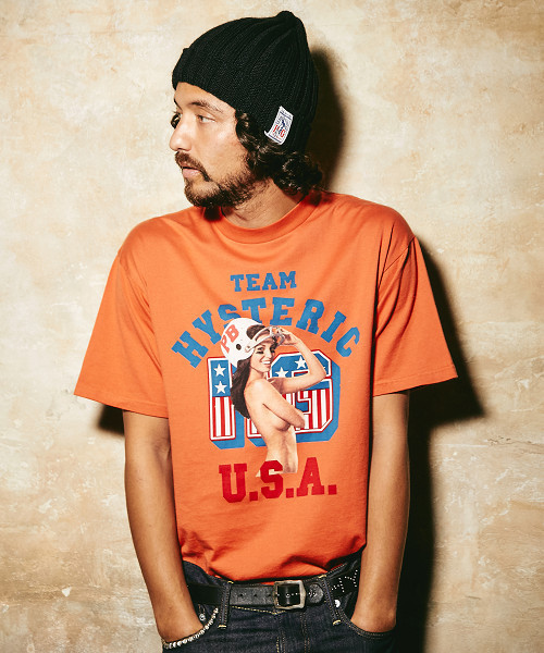 HYSTERIC GLAMOUR(ヒステリックグラマー)の「TEAM HYS プリント Tシャツ(Tシャツ/カットソー・メンズ・オレンジ/ホワイト/ブラック・X-SMALL/SMALL/MEDIUM/LARGE)」の3枚目の写真