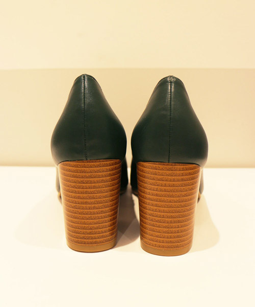 FREE'S MART（フリーズマート）の「Ｖカットチャンキーヒール（パンプス・レディース・ブラック/ブラウン/グリーン・LARGE/MEDIUM）」の7枚目の写真