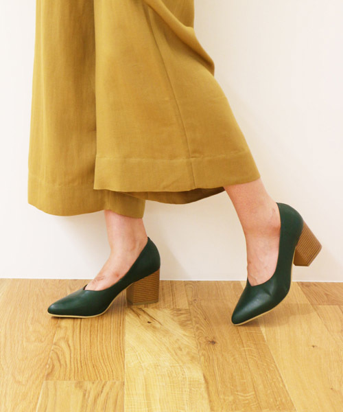 FREE'S MART（フリーズマート）の「Ｖカットチャンキーヒール（パンプス・レディース・ブラック/ブラウン/グリーン・LARGE/MEDIUM）」の12枚目の写真