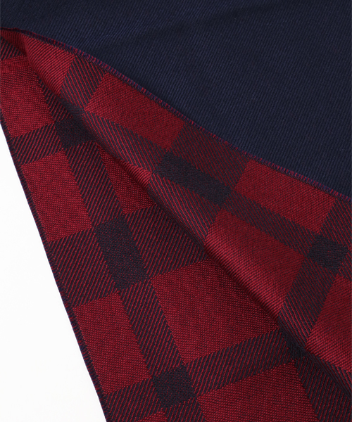 BLACK LABEL CRESTBRIDGE(ブラックレーベル・クレストブリッジ)の「ジャカードクレストブリッジチェックリバーシブルマフラー(マフラー・メンズ・ブラック/ネイビー/グレー・X)」の4枚目の写真