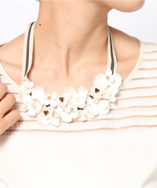 bpr BEAMS Women's（ビーピーアール　ビームス）の「atelier senka / リボンフラワー ネックレス（ネックレス・レディース・オフホワイト・ONE SIZE）」の4枚目の写真
