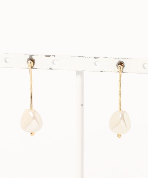 natural couture(ナチュラルクチュール)の「ゆらゆらパールピアス(ピアス(両耳用)・レディース・ブラウン/オフホワイト・FREE)」の1枚目の写真