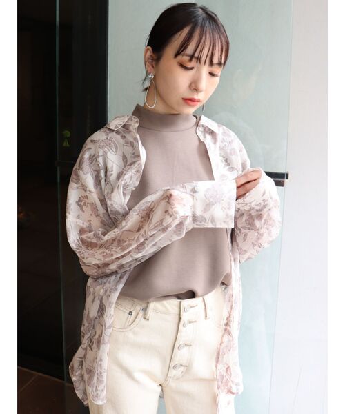 MURUA（ムルーア）の「ボリュームシアーフラワーシャツ（シャツ/ブラウス・レディース・アイボリー/ブラウン・FREE）」の2枚目の写真