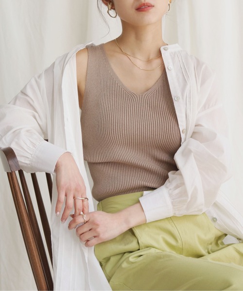 HER CLOSET（ハークローゼット）の「【HERCLOSET】Vネックリブサマーニットタンクトップ（タンクトップ・レディース・ブラック/パープル/オフホワイト/カーキ/グレイッシュベージュ・M）」の4枚目の写真