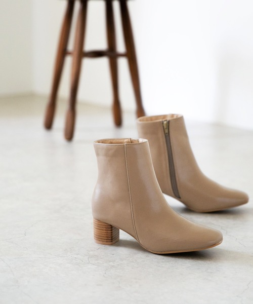 menue(メヌエ)の「スクエアトゥショートブーツ(ブーツ・レディース・アイボリー/ブラック/ホワイト系その他/ブラック系その他/グレイッシュベージュ/ブラウン系その他/ベージュ系その他/ネイビー/シルバー・XS/S/M/L/LL/3L)」の6枚目の写真