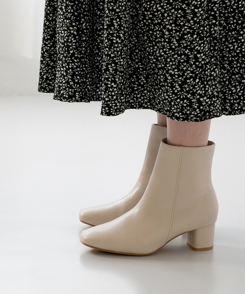 menue(メヌエ)の「スクエアトゥショートブーツ(ブーツ・レディース・アイボリー/ブラック/ホワイト系その他/ブラック系その他/グレイッシュベージュ/ブラウン系その他/ベージュ系その他/ネイビー/シルバー・XS/S/M/L/LL/3L)」の2枚目の写真