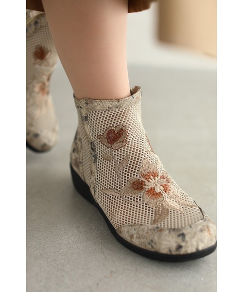 リュクスな花刺繍が浮き立つメッシュブーツ 靴 シューズ ブーツ Cawaii カワイイ のファッション通販 Zozotown リュクスな花刺繍が浮き立つメッシュブーツ 靴 シューズ ブーツ Cawaii カワイイ のファッション通販 Zozotown