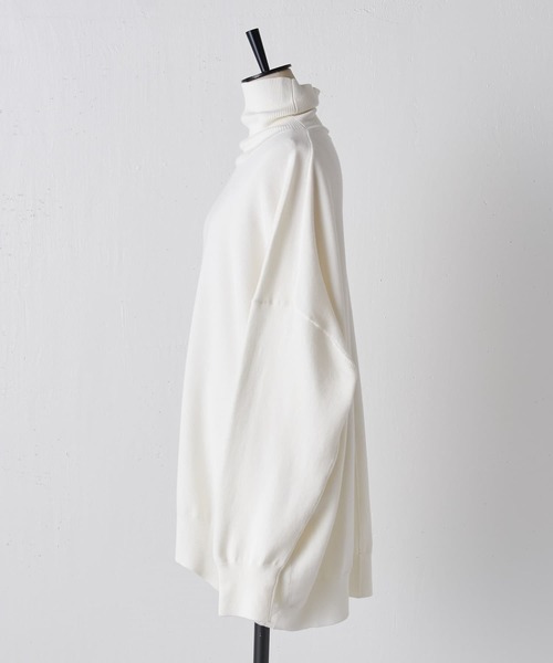 BEARDSLEY（ビアズリー）の「ドルマンシルエット コットンハイネックプルオーバー（ニット/セーター・レディース・ホワイト/ライトグレー・FREE）」の7枚目の写真