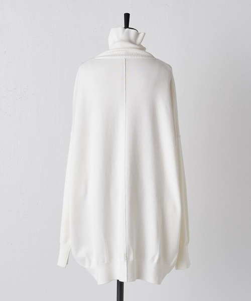 BEARDSLEY（ビアズリー）の「ドルマンシルエット コットンハイネックプルオーバー（ニット/セーター・レディース・ホワイト/ライトグレー・FREE）」の8枚目の写真