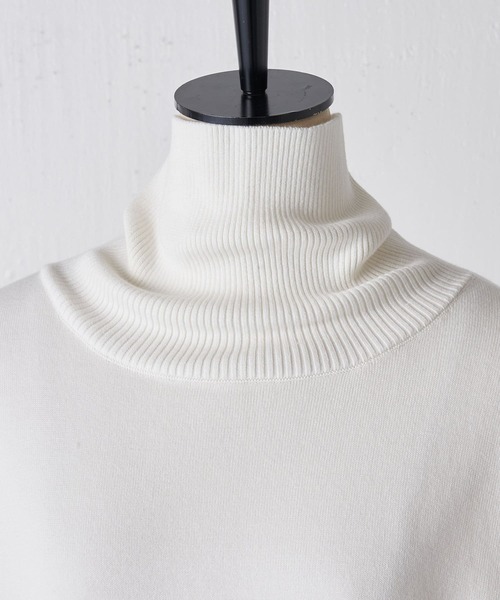 BEARDSLEY（ビアズリー）の「ドルマンシルエット コットンハイネックプルオーバー（ニット/セーター・レディース・ホワイト/ライトグレー・FREE）」の9枚目の写真