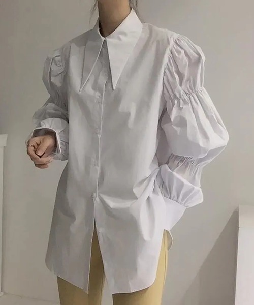 Jewelobe(ジュエローブ)の「シャーピーカラーギャザースリーブシャツ(シャツ/ブラウス・レディース・ホワイト/ブラック・FREE)」の1枚目の写真