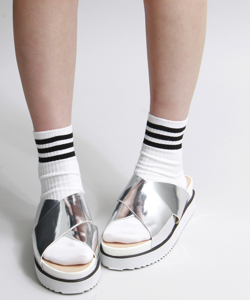 WEGO（ウィゴー）の「WEGO/クロスフラットサンダル（サンダル・レディース・ホワイト/ブラック/シルバー/ゴールド・MEDIUM/LARGE）」の3枚目の写真