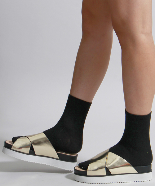 WEGO（ウィゴー）の「WEGO/クロスフラットサンダル（サンダル・レディース・ホワイト/ブラック/シルバー/ゴールド・MEDIUM/LARGE）」の4枚目の写真