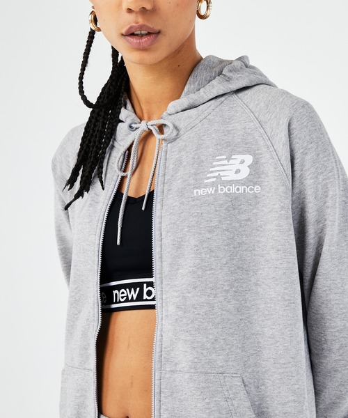NEW BALANCE(ニューバランス)の「Essentials スタックドロゴ フーディ―(パーカー・レディース・グレー/ブラック・SMALL/MEDIUM/LARGE)」の8枚目の写真