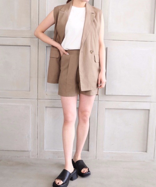 moment+(モーメントプラス)の「コットンリネンセットアップ(ダブルテーラードジレベスト&ショートパンツ)(セットアップ・レディース・ベージュ/カーキ/モカ/ナチュラル・M)」の2枚目の写真