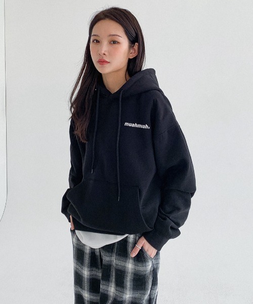 muahmuah(ムーアムーア)の「A'GEA'GEM/9 × .kom『muah muah/ムーアムーア』POINT LOGO OVERFIT HOODIE/ポイントロゴ オーバーフィット プルオーバーパーカー(パーカー・レディース・ブラック/グレー/アイボリー/インディゴブルー・FREE)」の2枚目の写真