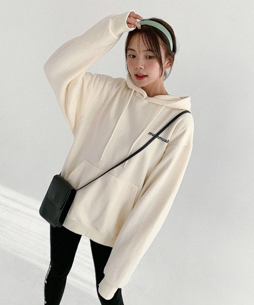 muahmuah(ムーアムーア)の「A'GEA'GEM/9 × .kom『muah muah/ムーアムーア』POINT LOGO OVERFIT HOODIE/ポイントロゴ オーバーフィット プルオーバーパーカー(パーカー・レディース・ブラック/グレー/アイボリー/インディゴブルー・FREE)」の6枚目の写真