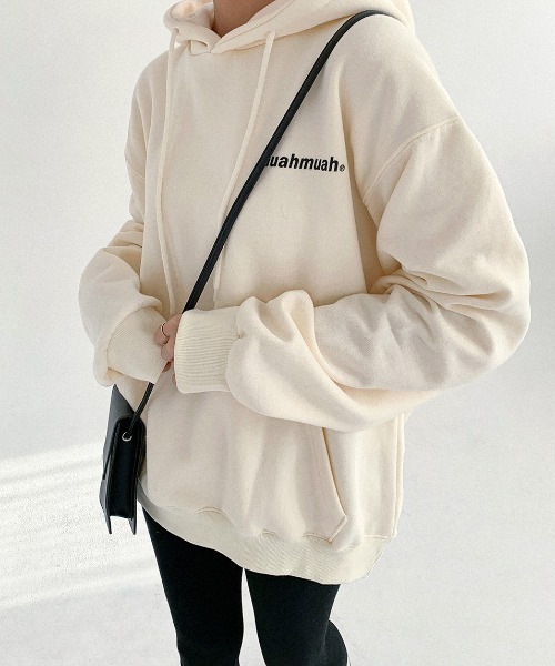 muahmuah(ムーアムーア)の「A'GEA'GEM/9 × .kom『muah muah/ムーアムーア』POINT LOGO OVERFIT HOODIE/ポイントロゴ オーバーフィット プルオーバーパーカー(パーカー・レディース・ブラック/グレー/アイボリー/インディゴブルー・FREE)」の7枚目の写真