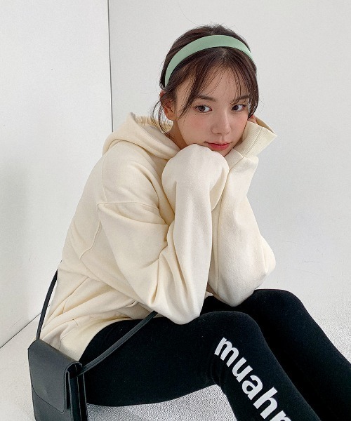 muahmuah(ムーアムーア)の「A'GEA'GEM/9 × .kom『muah muah/ムーアムーア』POINT LOGO OVERFIT HOODIE/ポイントロゴ オーバーフィット プルオーバーパーカー(パーカー・レディース・ブラック/グレー/アイボリー/インディゴブルー・FREE)」の9枚目の写真