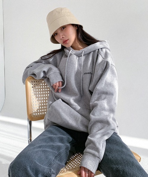 muahmuah(ムーアムーア)の「A'GEA'GEM/9 × .kom『muah muah/ムーアムーア』POINT LOGO OVERFIT HOODIE/ポイントロゴ オーバーフィット プルオーバーパーカー(パーカー・レディース・ブラック/グレー/アイボリー/インディゴブルー・FREE)」の15枚目の写真
