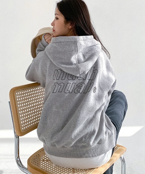 muahmuah(ムーアムーア)の「A'GEA'GEM/9 × .kom『muah muah/ムーアムーア』POINT LOGO OVERFIT HOODIE/ポイントロゴ オーバーフィット プルオーバーパーカー(パーカー・レディース・ブラック/グレー/アイボリー/インディゴブルー・FREE)」の19枚目の写真