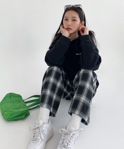 muahmuah(ムーアムーア)の「A'GEA'GEM/9 × .kom『muah muah/ムーアムーア』POINT LOGO OVERFIT HOODIE/ポイントロゴ オーバーフィット プルオーバーパーカー(パーカー・レディース・ブラック/グレー/アイボリー/インディゴブルー・FREE)」の10枚目の写真