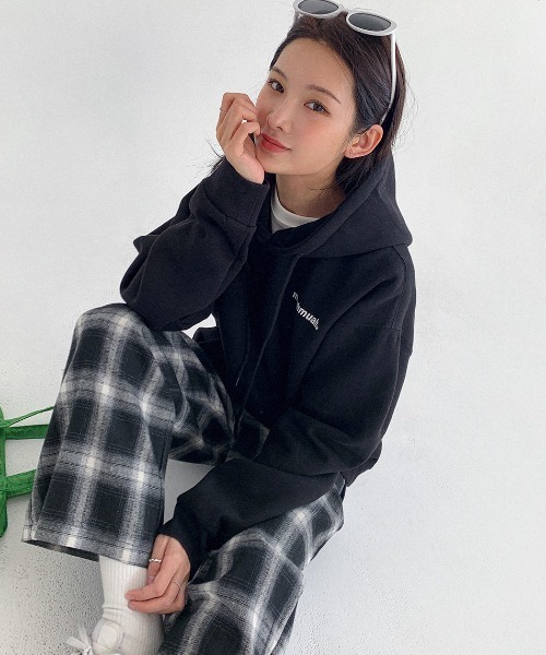 muahmuah(ムーアムーア)の「A'GEA'GEM/9 × .kom『muah muah/ムーアムーア』POINT LOGO OVERFIT HOODIE/ポイントロゴ オーバーフィット プルオーバーパーカー(パーカー・レディース・ブラック/グレー/アイボリー/インディゴブルー・FREE)」の11枚目の写真
